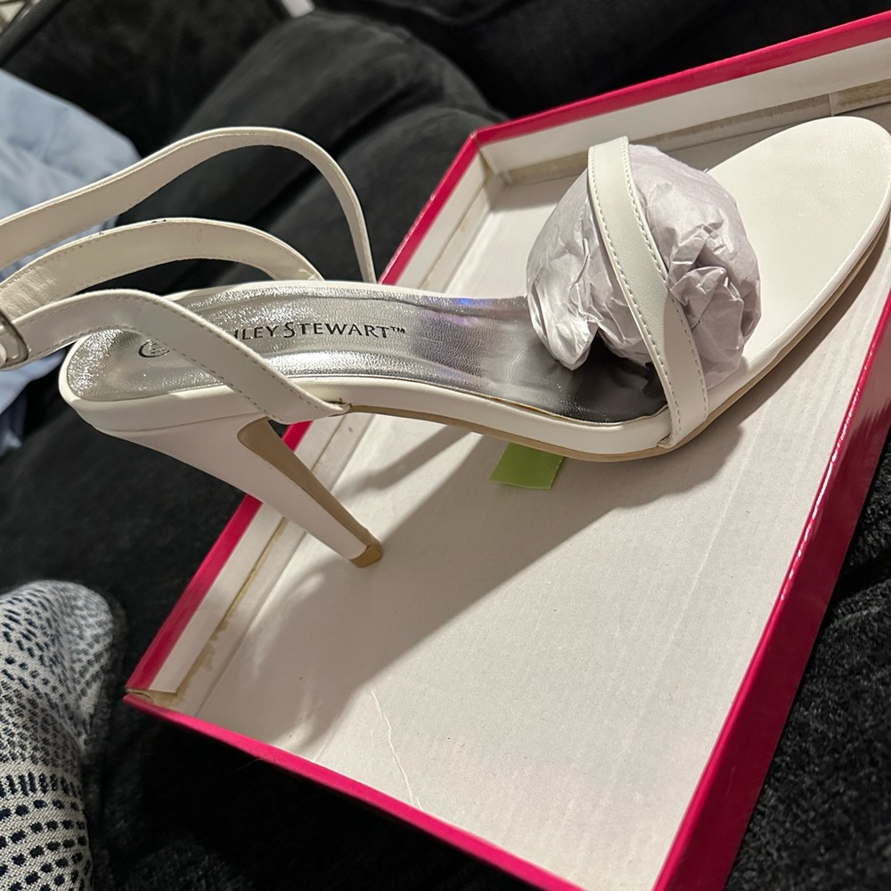 Women’s white strap open toe sandals size 11